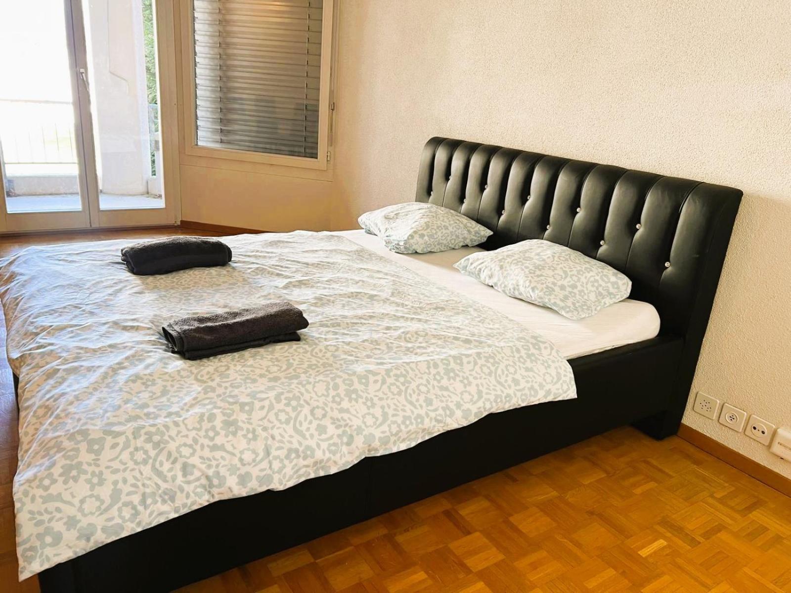 Huge Apartments, Multiple Bedrooms With Balcony In Center - Self Checkin